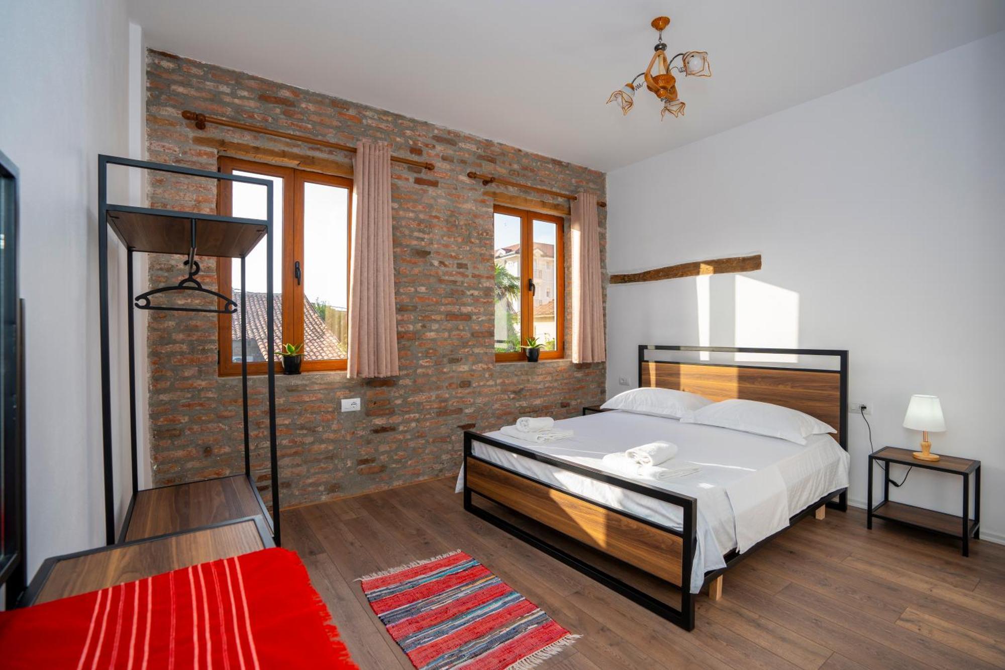 Intown Guesthouse Шкодер Екстер'єр фото